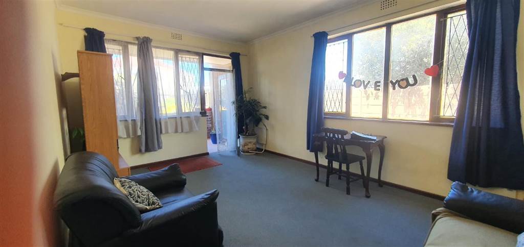 2 Bed Apartment in Muizenberg photo number 8