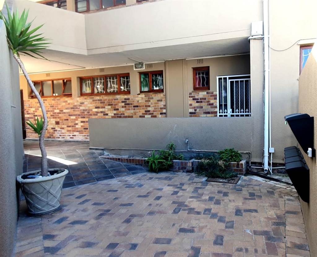 2 Bed Apartment in Muizenberg photo number 4