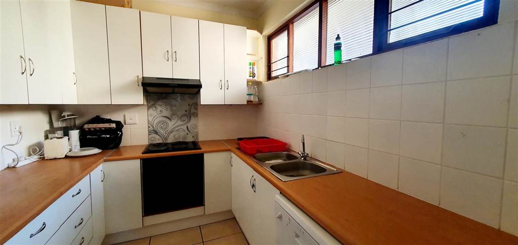2 Bed Apartment in Muizenberg photo number 15