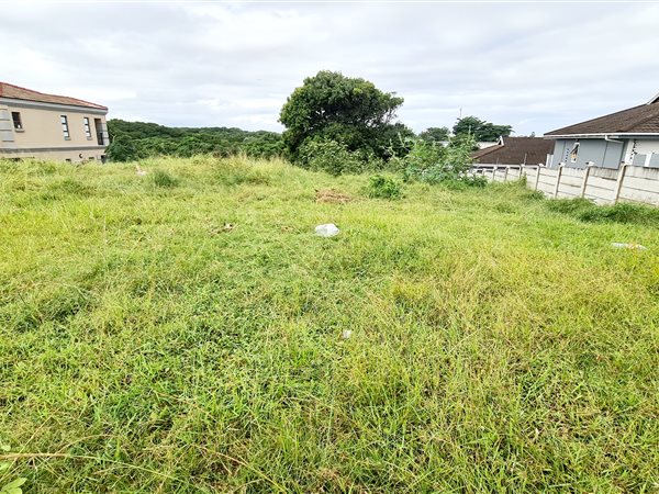 1 050 m² Land