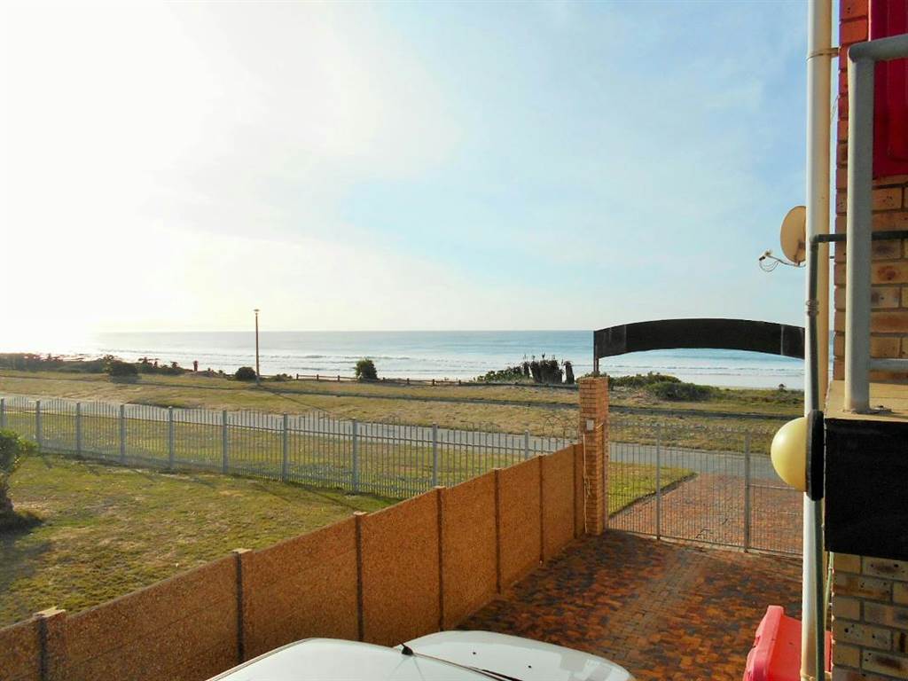 2 Bed Apartment in Jeffreys Bay photo number 5