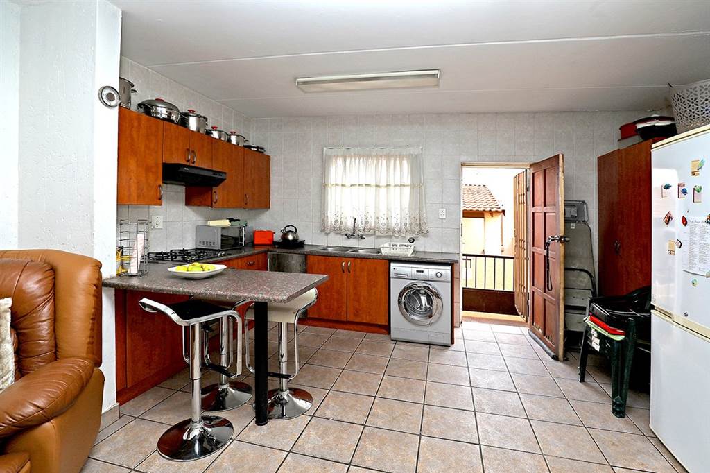 2 Bed Apartment in Witpoortjie photo number 3