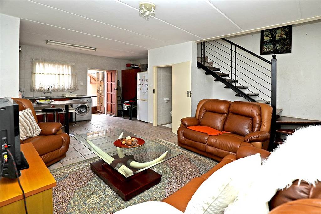 2 Bed Apartment in Witpoortjie photo number 5