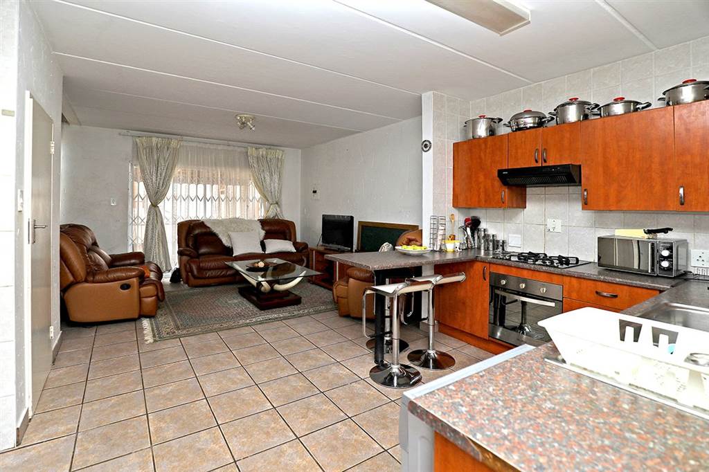 2 Bed Apartment in Witpoortjie photo number 4