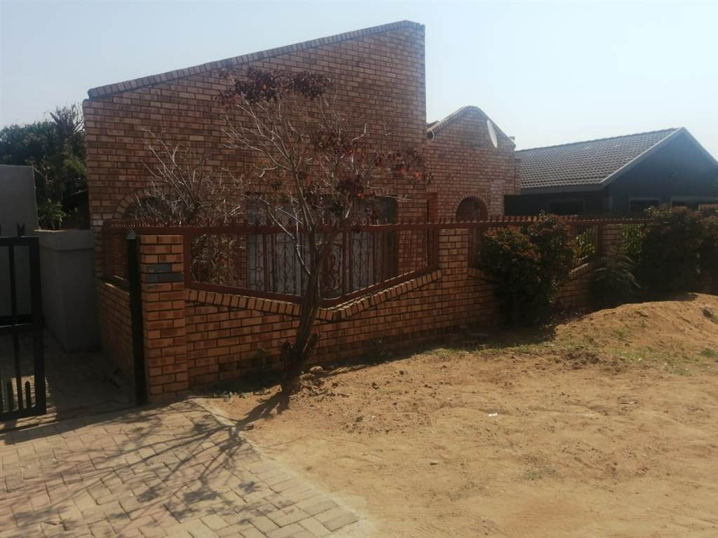 4 Bed House in Lebowakgomo photo number 15