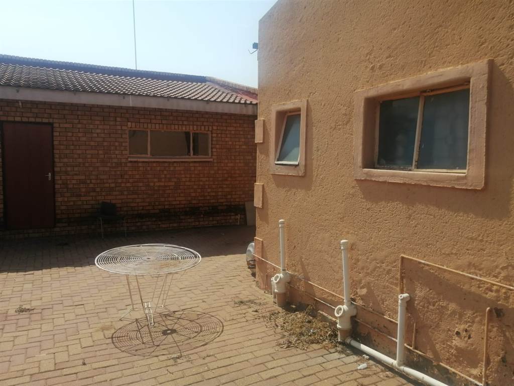 4 Bed House in Lebowakgomo photo number 10