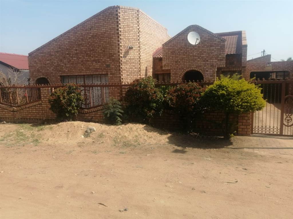 4 Bed House in Lebowakgomo photo number 16