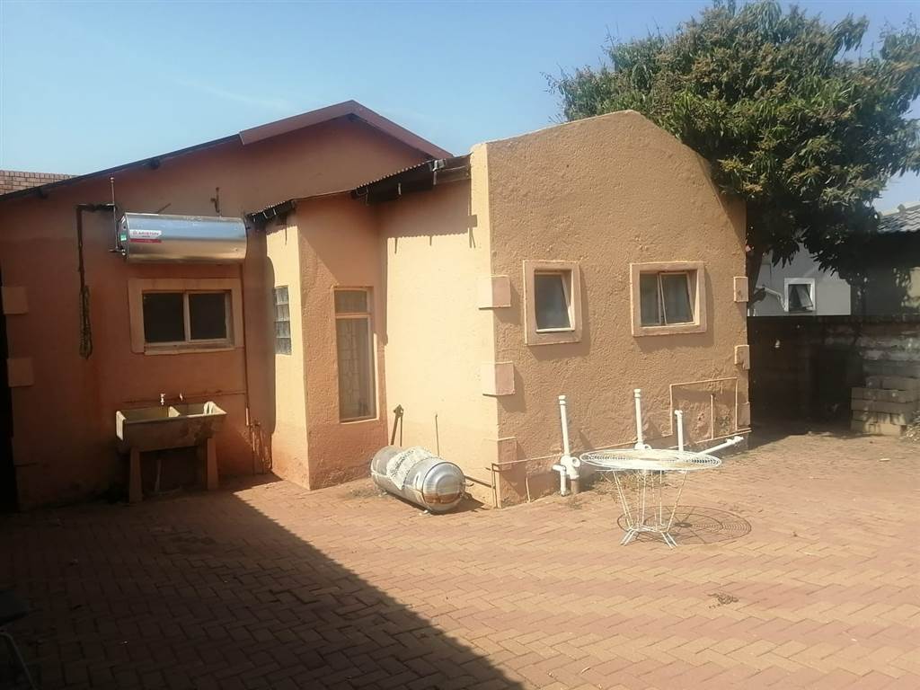 4 Bed House in Lebowakgomo photo number 12