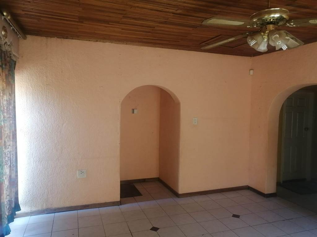 4 Bed House in Lebowakgomo photo number 2