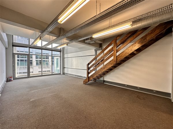 136  m² Commercial space