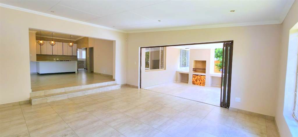 4 Bed House in Garsfontein photo number 7