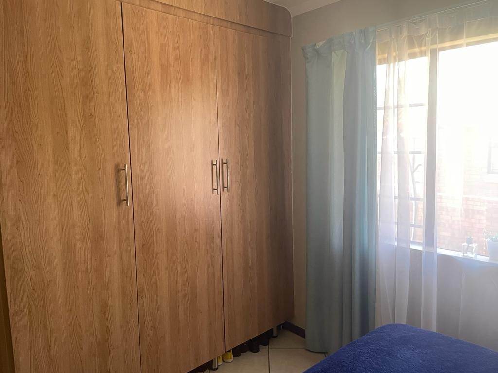 2 Bed Apartment in Mooikloof Ridge photo number 18