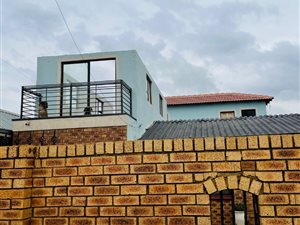 8 Bed House in Naledi