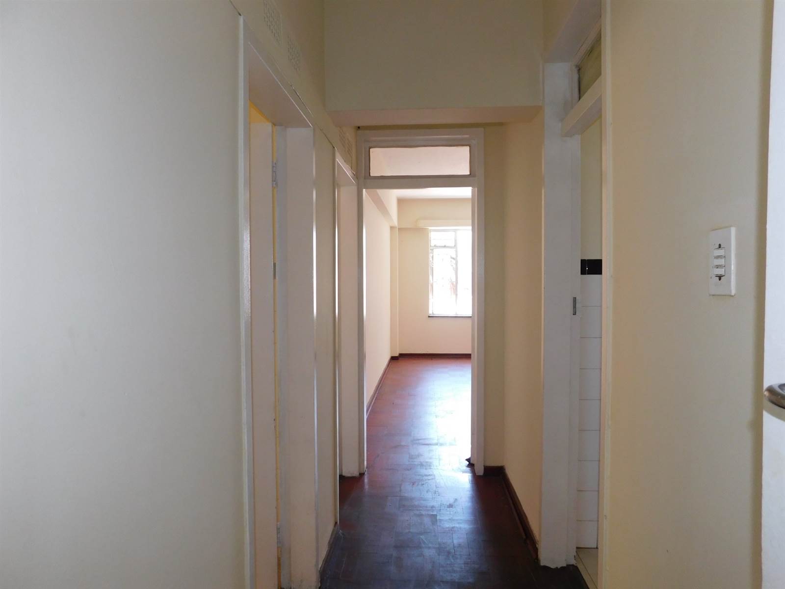 Studio Apartment in Yeoville photo number 9