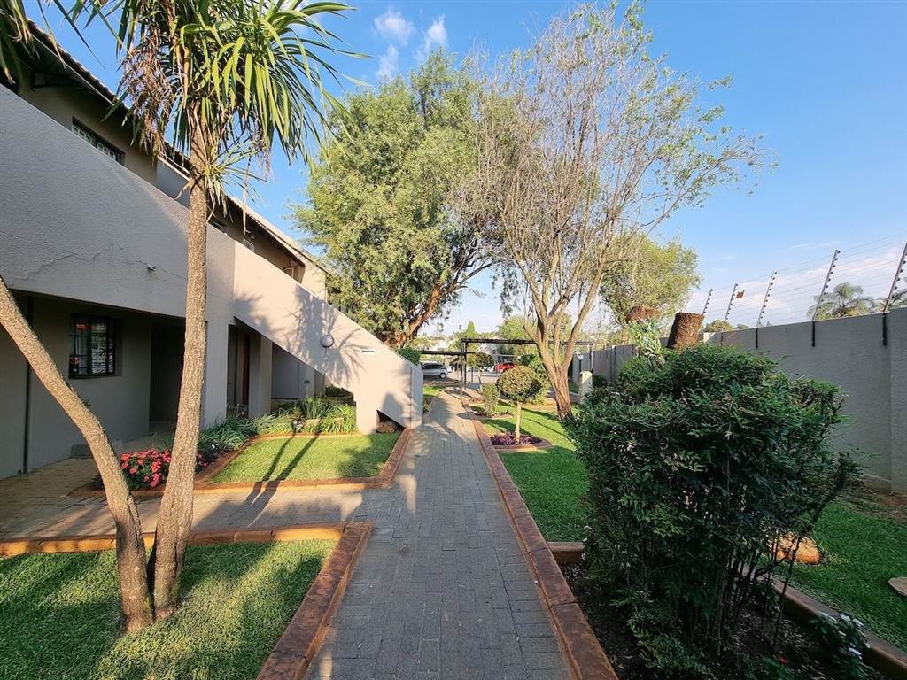 2 Bed Apartment in Radiokop photo number 16