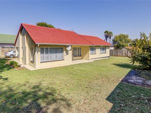3 Bed House in Rhodesfield