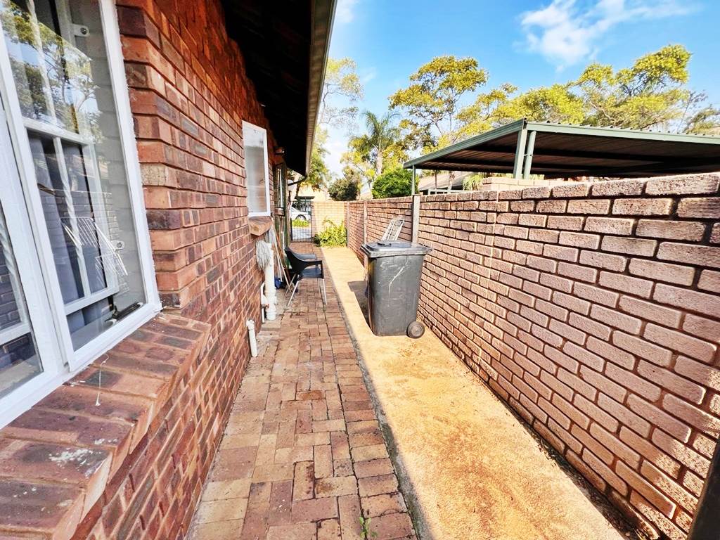 2 Bed Townhouse in Highveld photo number 23
