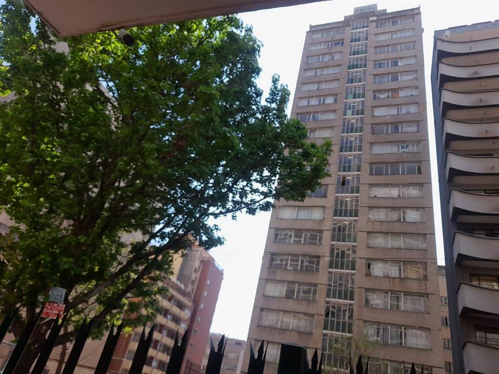 1 Bed Apartment in Hillbrow photo number 2