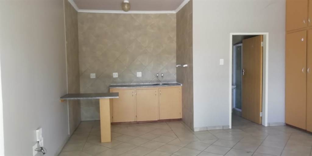 Bachelor apartment in Polokwane Central photo number 3