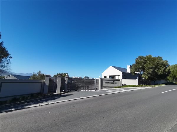 552 m² Land