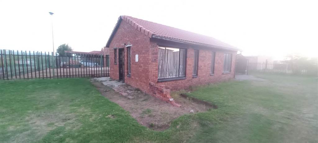 3 Bed House in Embalenhle photo number 2