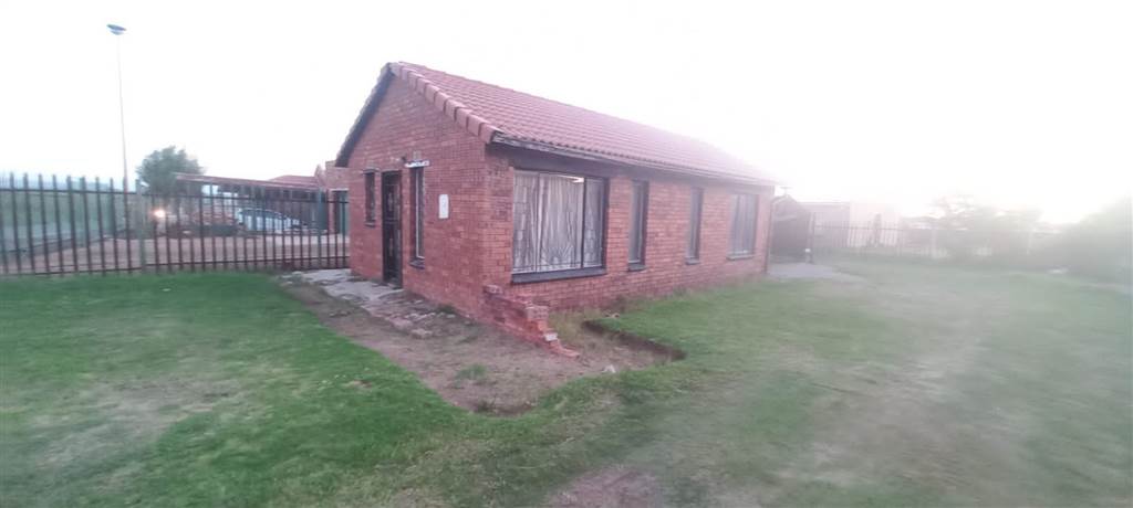 3 Bed House in Embalenhle photo number 11