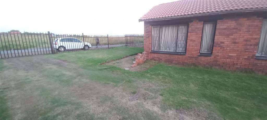 3 Bed House in Embalenhle photo number 4