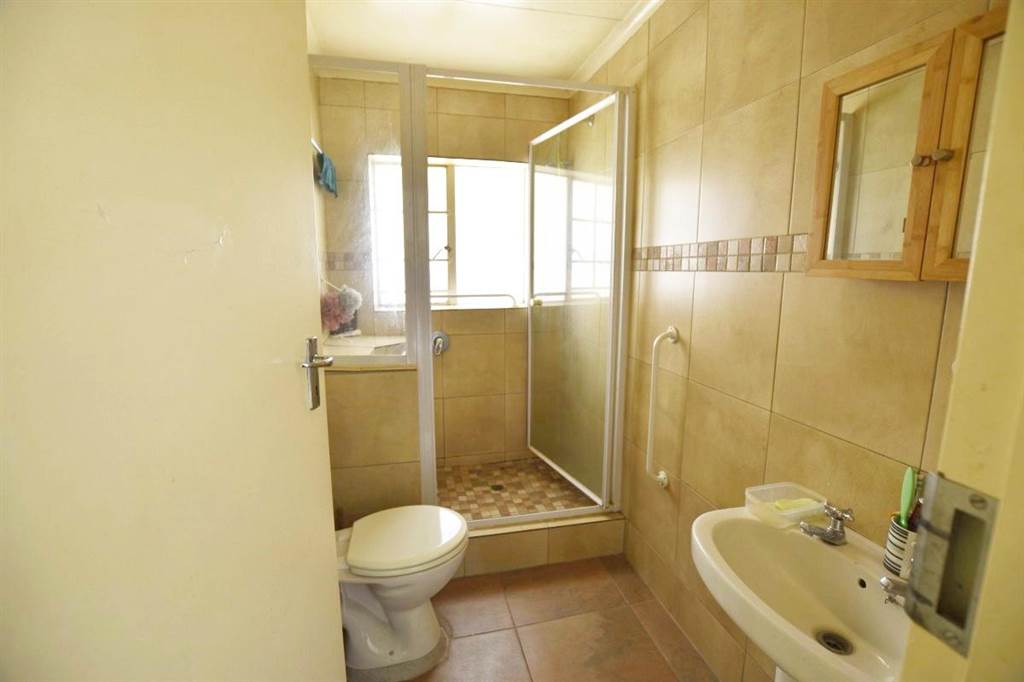 2 Bed Townhouse in Garsfontein photo number 10