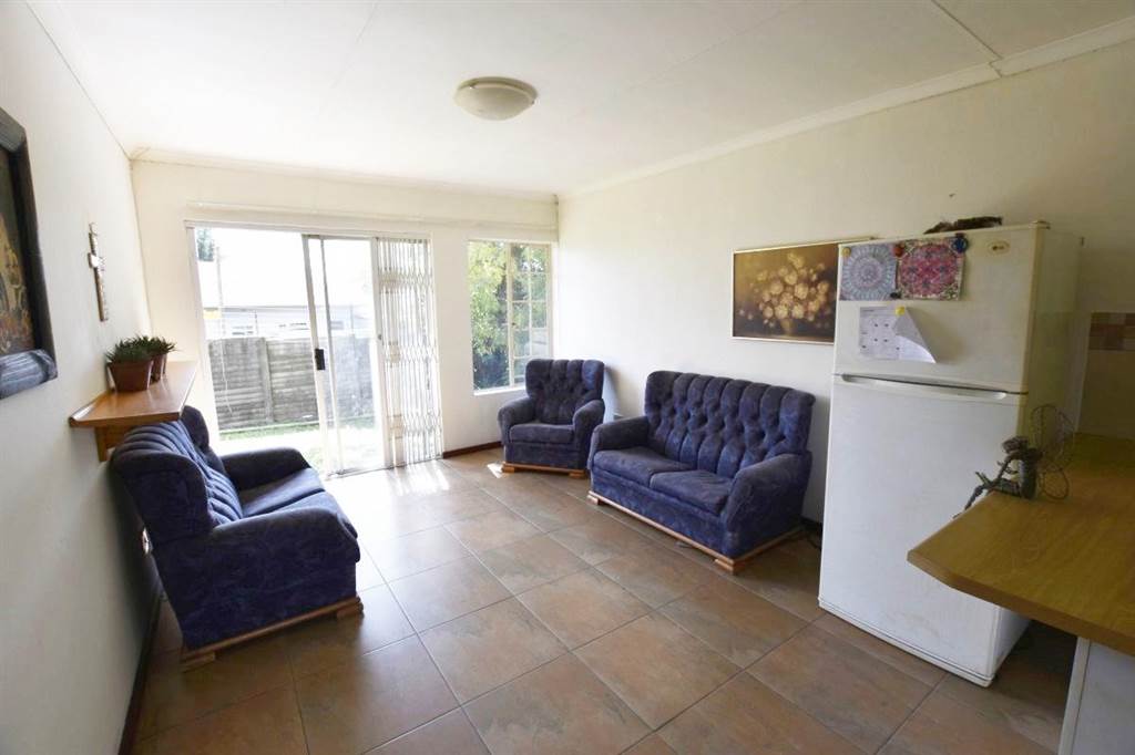 2 Bed Townhouse in Garsfontein photo number 3