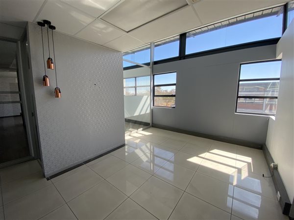 170  m² Office Space in Irene