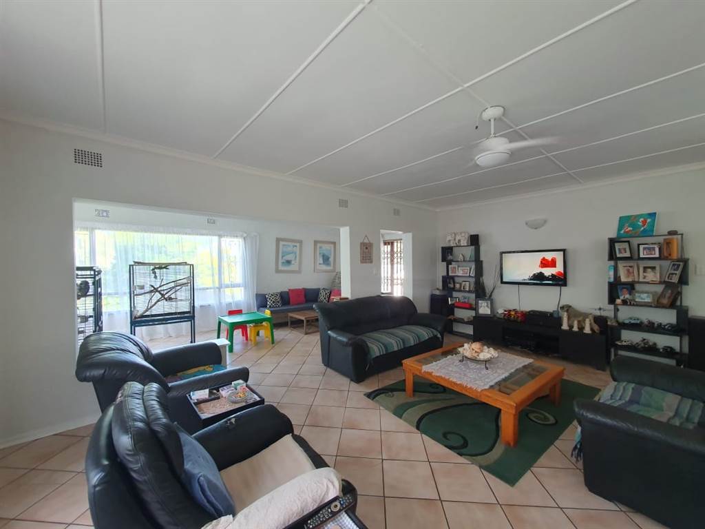 3 Bed House in Scottburgh South photo number 10