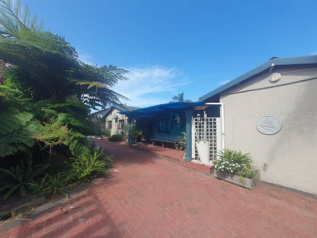 3 Bed House in Scottburgh South photo number 2