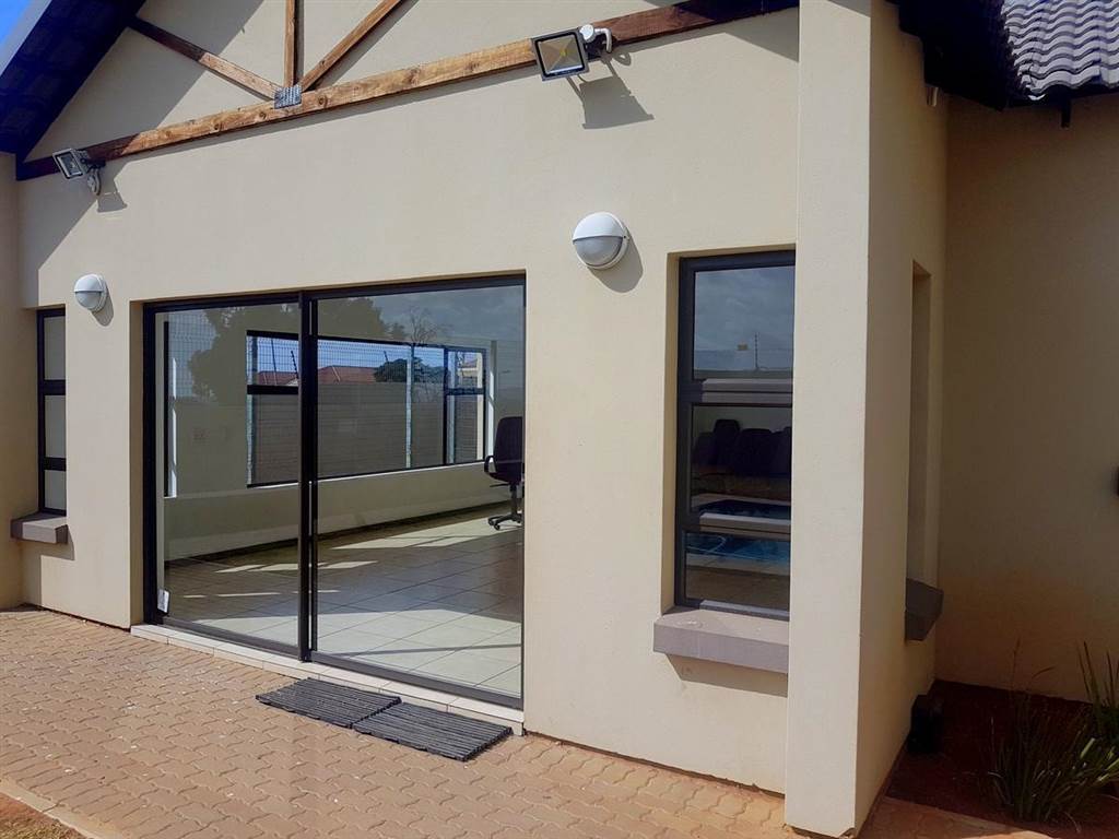 2 Bed Apartment in Ruimsig photo number 12