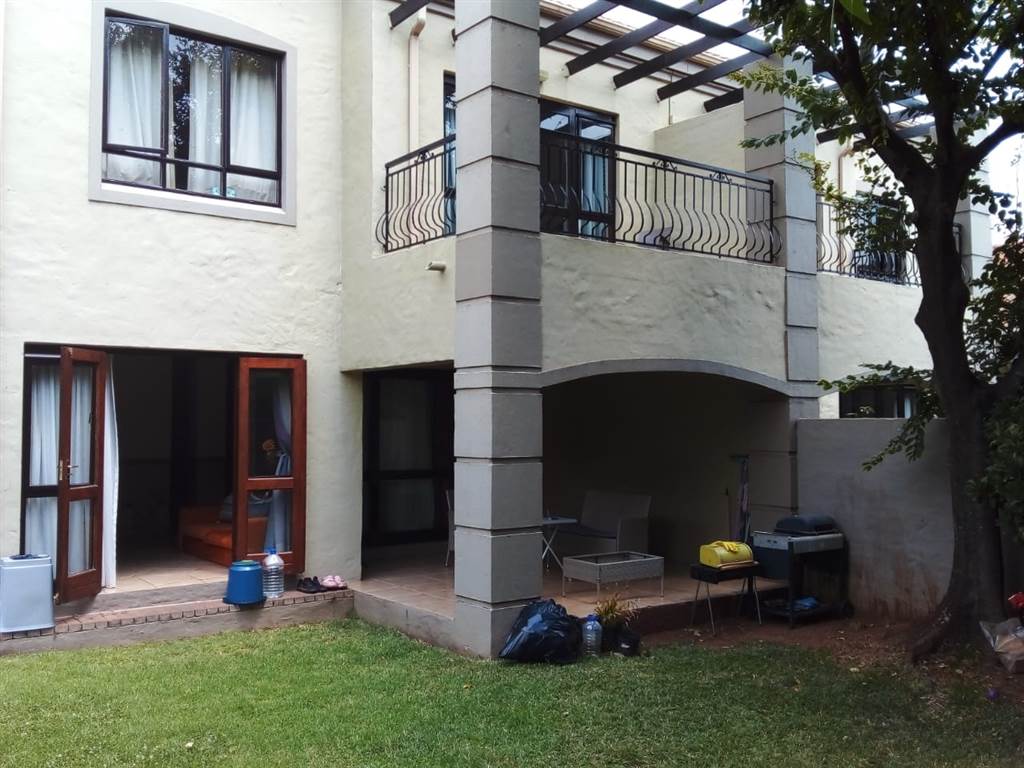 2 Bed Townhouse in Douglasdale photo number 2