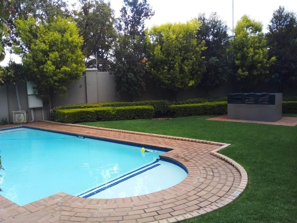 2 Bed Townhouse in Douglasdale photo number 27