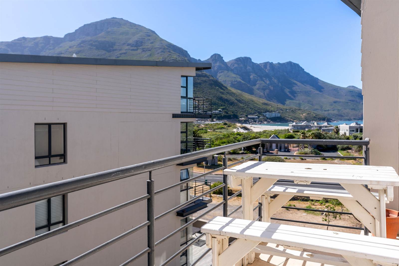1 Bed Apartment in Hout Bay and surrounds photo number 2