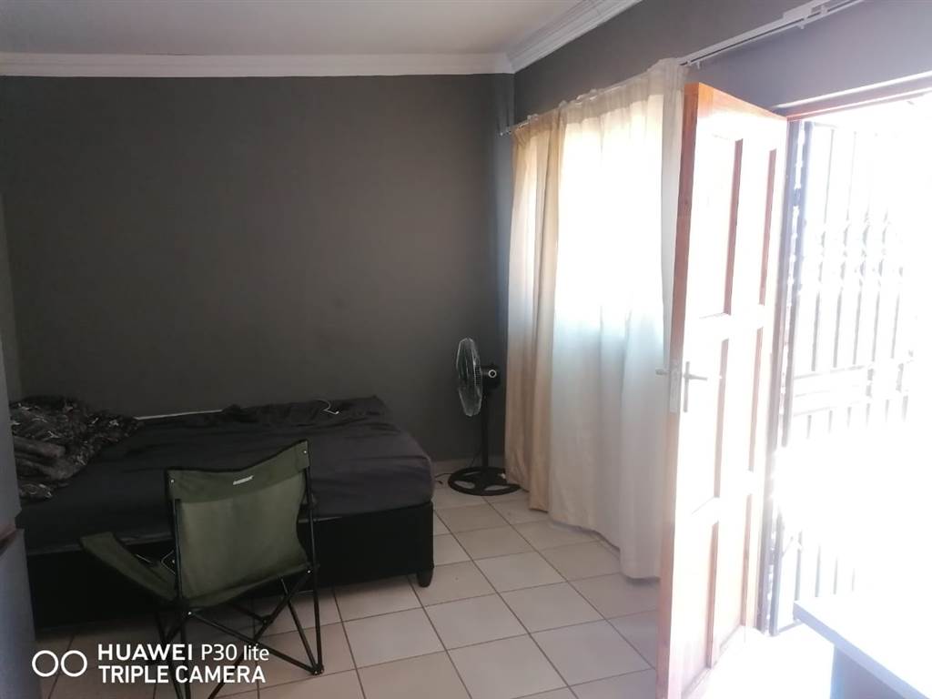 2 Bed House in Mamelodi East photo number 21