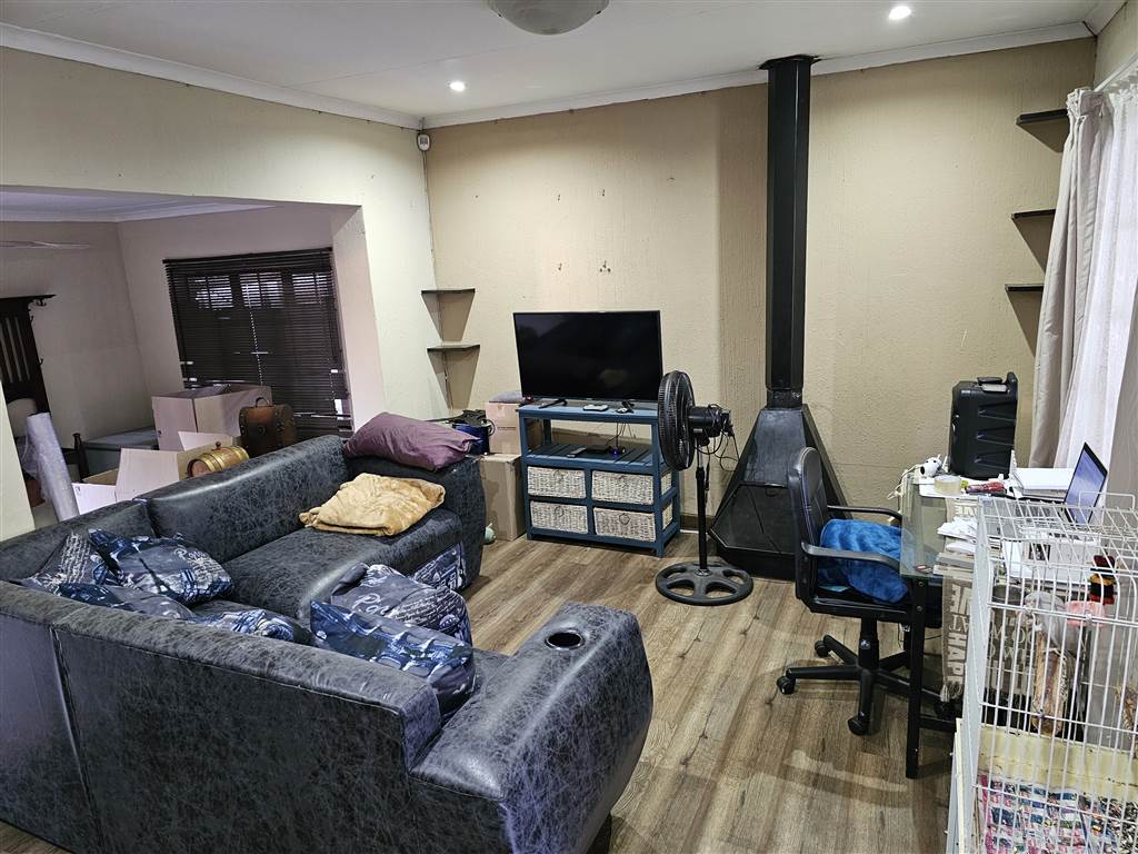 2 Bed House to rent in Heuweloord RR4083775 Private Property