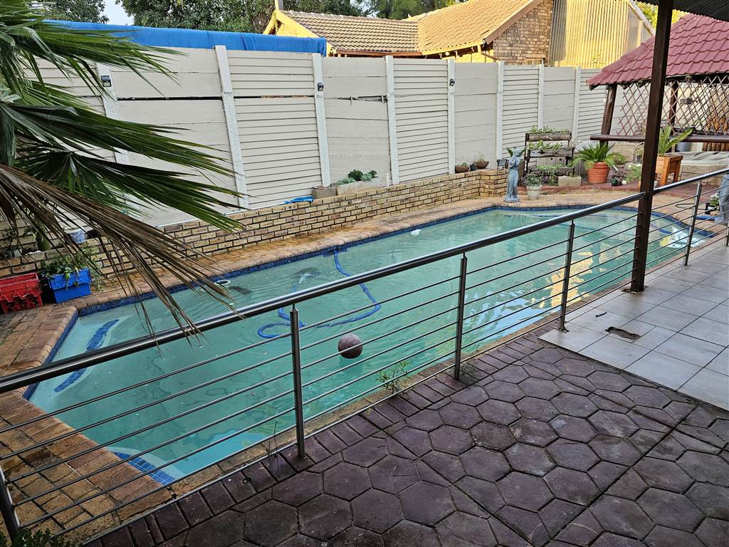 2 Bed House to rent in Heuweloord RR4083775 Private Property