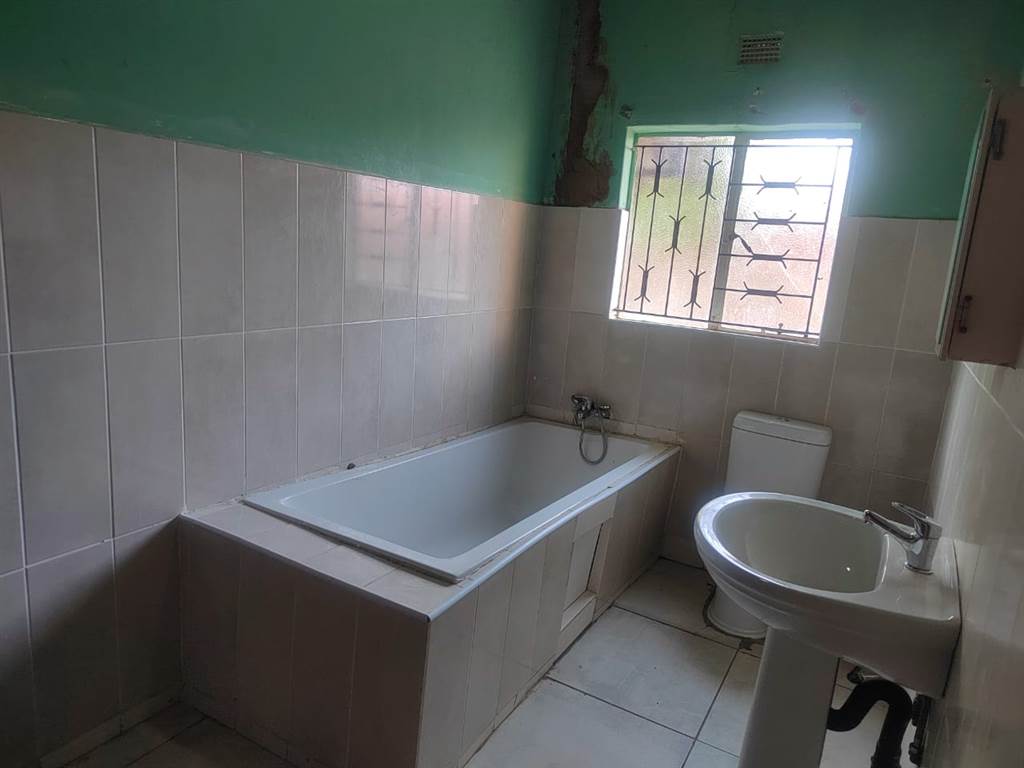 3 Bed House in Lethlabile photo number 22
