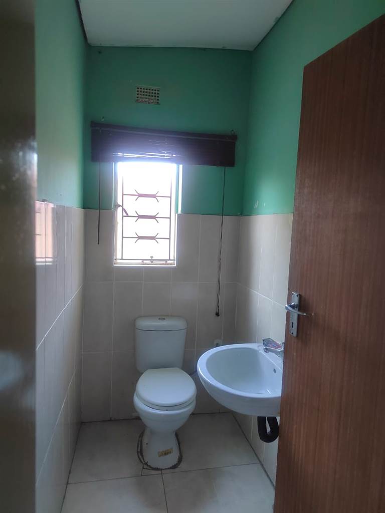 3 Bed House in Lethlabile photo number 23