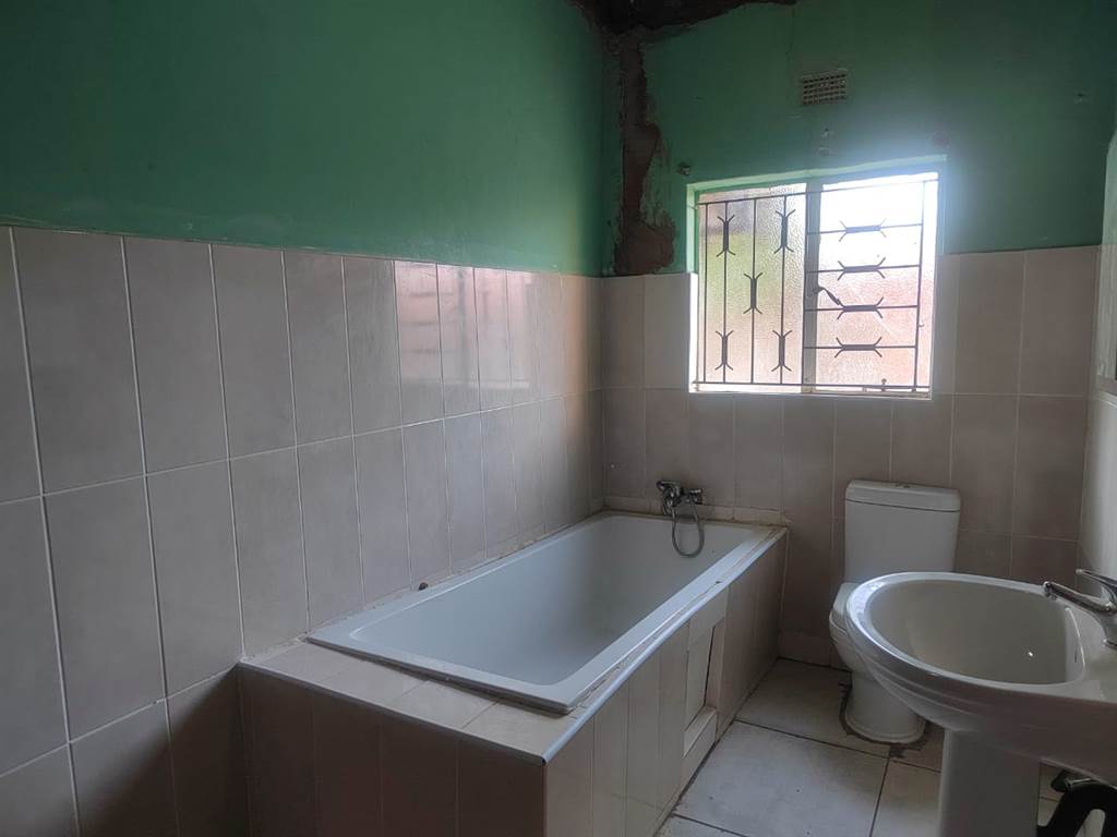 3 Bed House in Lethlabile photo number 24