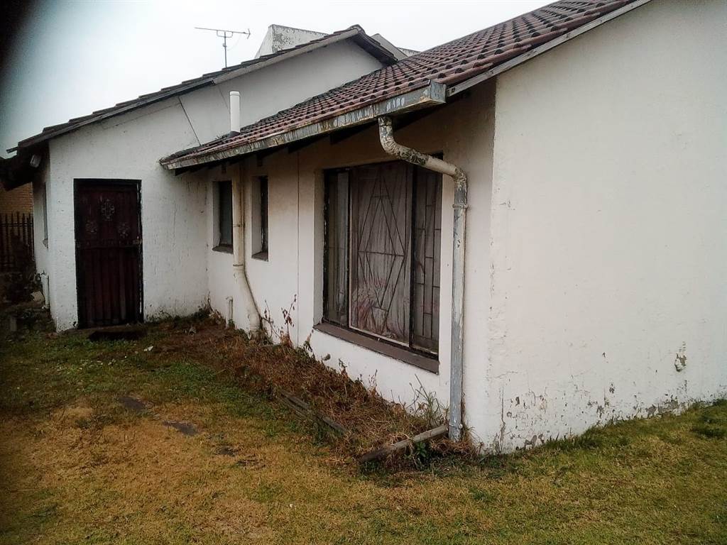 4 Bed House in Embalenhle photo number 2