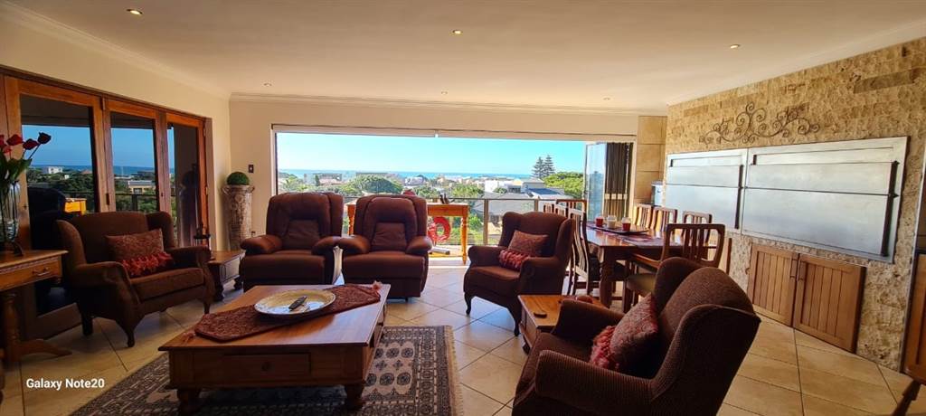 5 Bed House in Jeffreys Bay photo number 16