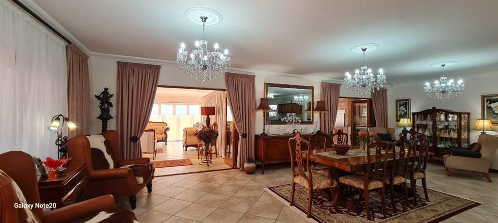 5 Bed House in Jeffreys Bay photo number 3