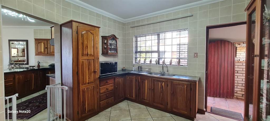 5 Bed House in Jeffreys Bay photo number 19