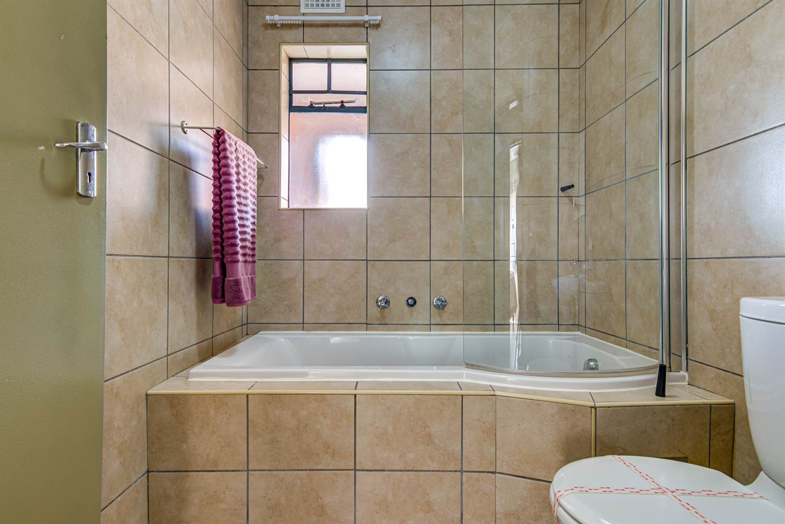 2 Bed Apartment in Parktown photo number 9