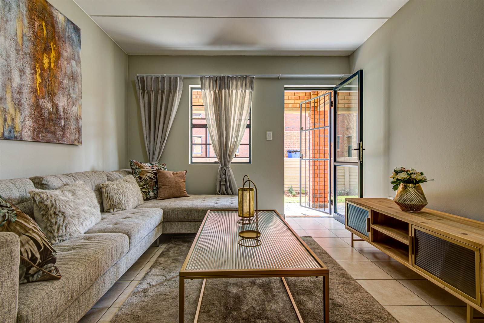 2 Bed Apartment in Parktown photo number 3
