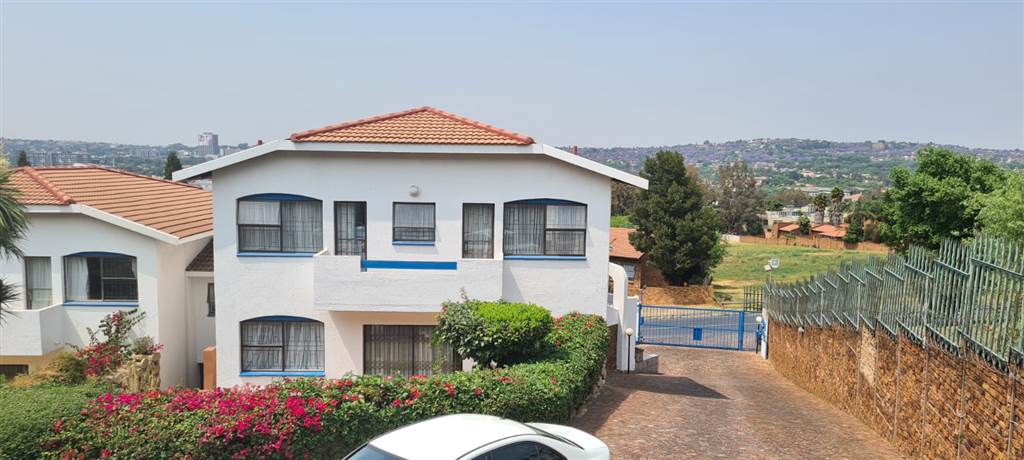 4 Bed Townhouse in Bruma photo number 13