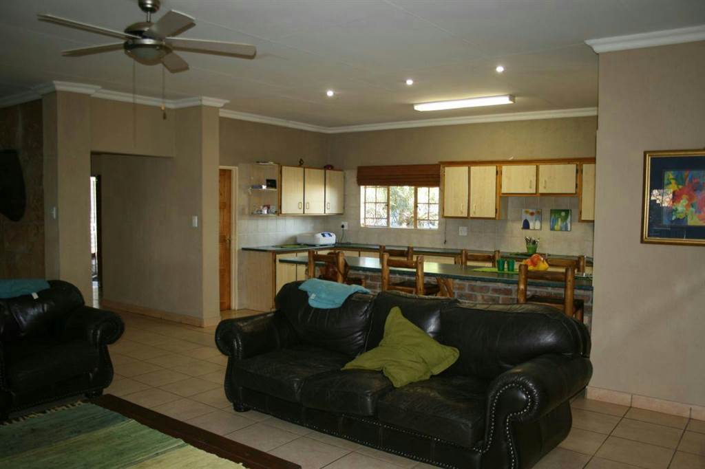 3 Bed House in Sonheuwel photo number 5